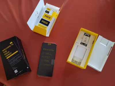 Xiaomi Poco X3 Pro评论：2021年最佳智能手机交易价格低于300美元 : Xiaomi Poco X3 Pro Unboxing：一款手机，一款硅盒，一件壁充电器，一个微型USB充电电缆，以及一个SIM卡托盘推销