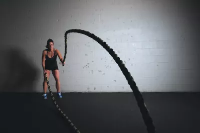 Οι καλύτερες δωρεάν εφαρμογές CrossFit μπορείτε να τις κατεβάσετε : Γυναίκα εκμετάλλευση σχοινιά άσκησης